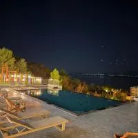 Lakeside Villas & Jacuzzi Suites, готель у місті Široka