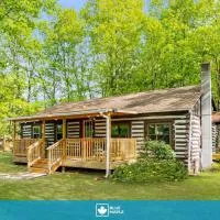 Modernized Log Cabin w Hot Tub Fire Pit & Views, hôtel à Berkeley Springs