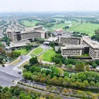 Crowne Plaza Shanghai Anting-20 Minutes drive to National Exhibition and Convention Center & 15 Minutes drive to F1 โรงแรมในJiading