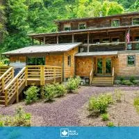 Log cabin w riverfront & hot tub، فندق في Rileyville