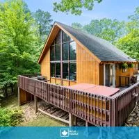 Quaint Loft Cabin w Hot Tub, FirePit, Deck & Grill,Hedgesville的飯店