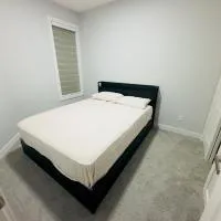 Private room Minutes to Calgary airport YYC, Downtown, Banff, hotell i Calgary