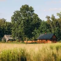 Między łąką a lasem, hotel en Żdżar