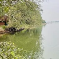 Aji fruit farm cottage peaceful lakeside farm stay with sunrise views 01, hotel u gradu Embilipitija