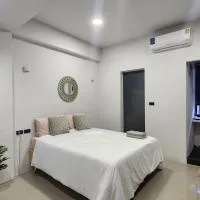 Irich residence South Samrong 6 Kms BTS-Pu Chao, hotell i Samut Prakan
