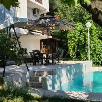 Villa M&E Oasis with Private Pool, hotelli kohteessa Košelji