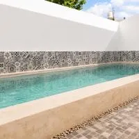 Casa Completa con Piscina Privada 10 min Aeropuerto Ideal para Familias y viajeros, hotel in Mérida