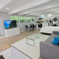 Newly Renovated Studio in Beautiful & Prestigious West Vancouver, hotel i West Vancouver