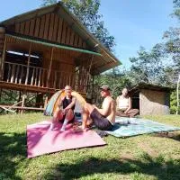 WOOD CABIN LODGE IN THE FOREST book here treking with us, hotel u gradu 'Bukit Lawang'