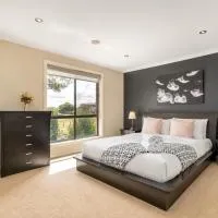 Superb 3BR Townhouse near Town Centre - Hosted by Canstay, hotel sa Harrison