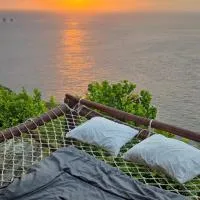 Suwehan Beach Cliff House with Hammock, hotell i Polilit