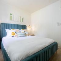 Serene Lanikai House Near the Beach wFull Kitchen and Great Outdoor Space, kh&aacute;ch sạn ở Kailua