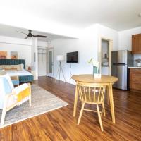 Cozy Lanikai Cottage Walking Distance to the Beach-Near Shops Restaurants, kh&aacute;ch sạn ở Kailua