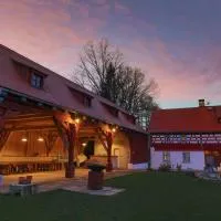 Statek Salajna, Hotel in Salajna