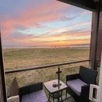 Beach Ocean View Ground Floor Apartment, hotel a Llanelli