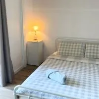 R5 Bright Spacious Room near Perth Airport with AC, hotel en Perth