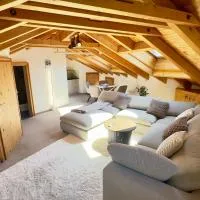Alpine Home with Lounge - 10 min from St Moritz, hotelli kohteessa La Punt-Chamues-ch