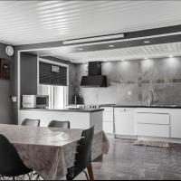 Comfortable Room with shared amenities in Peaceful Villa, hotel cerca de Aeropuerto de Ronneby, Kallinge
