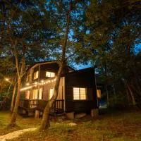 クラレンス北軽井沢 - 4KプロジェクターとBBQ,焚き火を楽しむ森の貸切Villa -, hotel din Kita-karuizawa