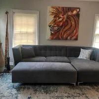 Cozy, Upstairs Apartment Pets Welcome with fee Family Friendly Close to Everything, hotel di Cleveland