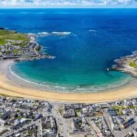 Wild Atlantic Way Home across from the beach,基爾基的飯店