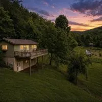 Enchanted Escape Mountain Cottage, hotel in Purlear