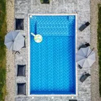 Badash Tiny Village - Tiny Houses with Heated Pool & BBQ, hotel a Polovragi