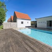 Les 5 Lodges du Château - Piscine & Jacuzzi, hotel u gradu Markiz