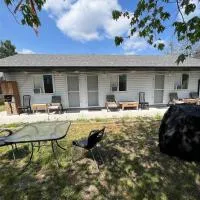 Guest Suite Private Retreat for 2 Guests With AC - 4 Units Available, hotel a Abbotsford
