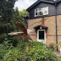 High Barn, hotel em Thursley