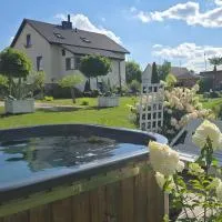 VIP VILLAGE Las Woda Rower - Podgrzewany Basen, Balia, Sauna, hotel v destinaci Miedzierza