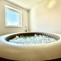 Gidas Retreat - Family Stay with Gym, Hot Tub, BBQ, хотел в Radovin