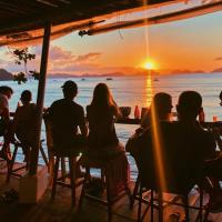Outpost Beach Hostel: El Nido şehrinde bir otel