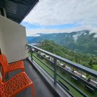 Living On The Edge Mussoorie A Luxury Stay with Rooftop Cafe، فندق في موسوري