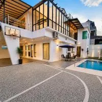 Ipoh Lahat Mines Private Pool Lake Villa by IWH Suites، فندق في Lahat