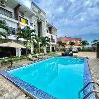 Yoyo Kunda, hotell Banjulis