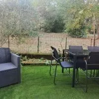 Charmant appartement avec jardin et terrasse comprenant 2 chambres au calme à proximité du centre ville, à 5 minutes du Lac du Salagou, hotel em Lodève