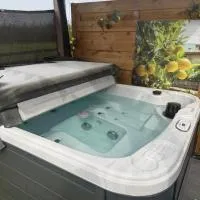 DE WEELEN met Jacuzzi en of Zwembad Topkeuze Romantiek, hôtel à Lutjebroek