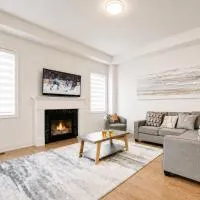 Very Modern New Luxury House in RichmondHill, hotel v destinaci Richmond Hill