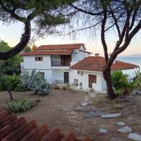 Fava's Villa on the Rocks, hotel in Vourvourou
