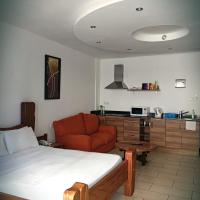 B12 Cowrie Beach Studio Apartment、バンブリ、Bamburi Beachのホテル