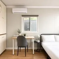 Courtyard Room with Private Ensuite Bathroom & AirCon at Guildford โรงแรมในGuildford