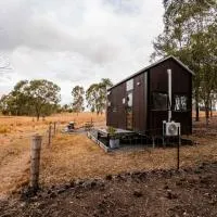 Golden Hill Farmstay by Tiny Away، فندق في Rosedale