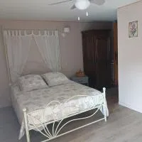 La cabane de Lancelot Chambre Romance, hotel in Laperrière-sur-Saône