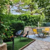 Petite maison avec jardin au centre du village, hotel en Nant