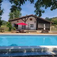 Casa de Aldea con piscina en Peón "Los Tres Robles", hotel em Peón