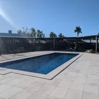 Albert Park Motor Inn - Pool and shaded parking, hotel u gradu 'Longreach'