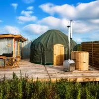 Off grid Yurt with wood fired hot tub and private facilities on the NC500, hotel a Dunnet