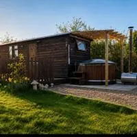 Four Seasons Country Retreat with Wood Fuel Hot Tub close to kington Market Town, hotel in Hereford