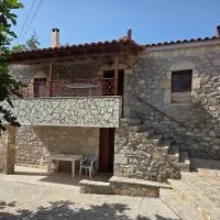 Traditional village house on Argolis for 6 persons, hótel í Kariá
